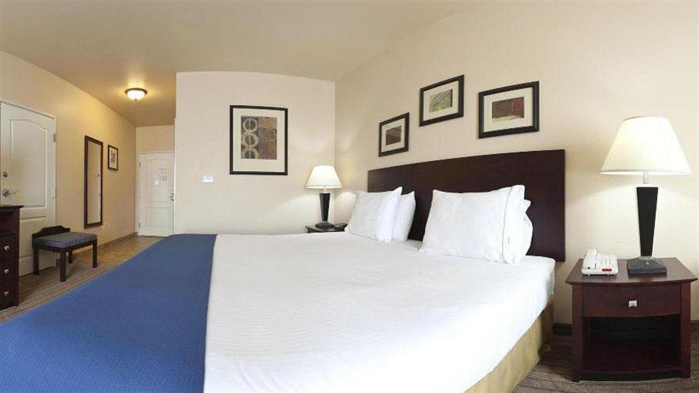 Holiday Inn Express Hotel & Suites Marshall By Ihg Экстерьер фото