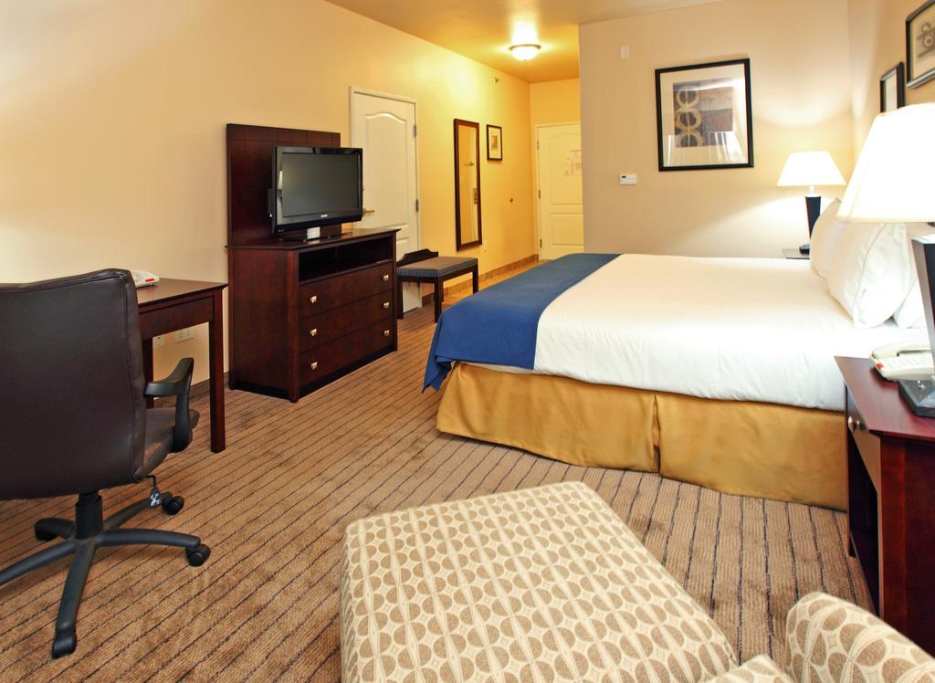 Holiday Inn Express Hotel & Suites Marshall By Ihg Номер фото